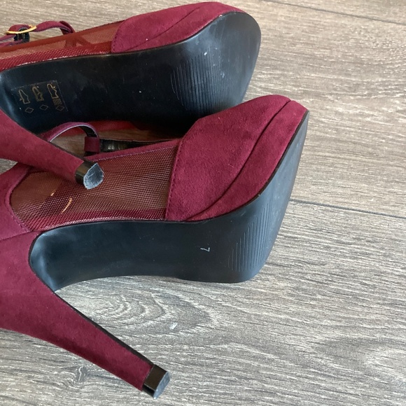 Women’s Size 7 velvet burgundy platform heels - Picture 6 of 7